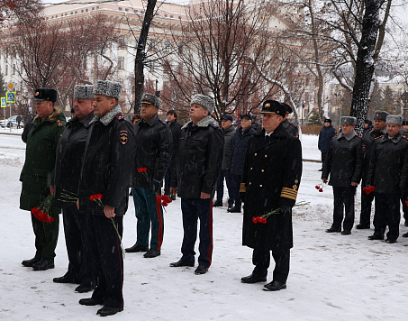 В Тюмени возложили цветы к Мемориалу памяти сотрудникам МВД, погибшим при исполнении служебного долга 